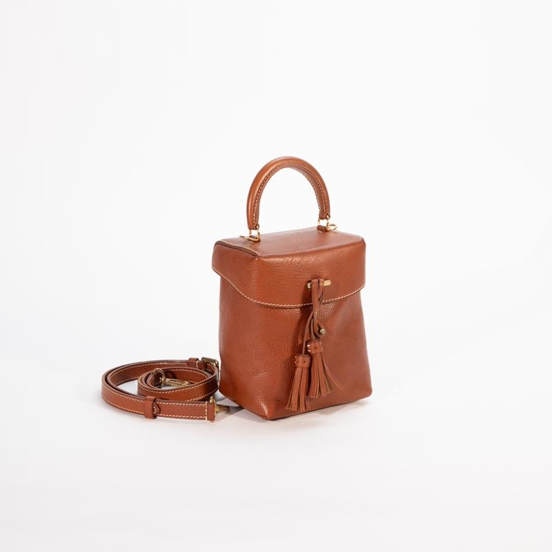 Paano pinagsama ang vegetable-tanned leather sa mga vintage aesthetics sa bagong koleksyon ng handbag na ito?