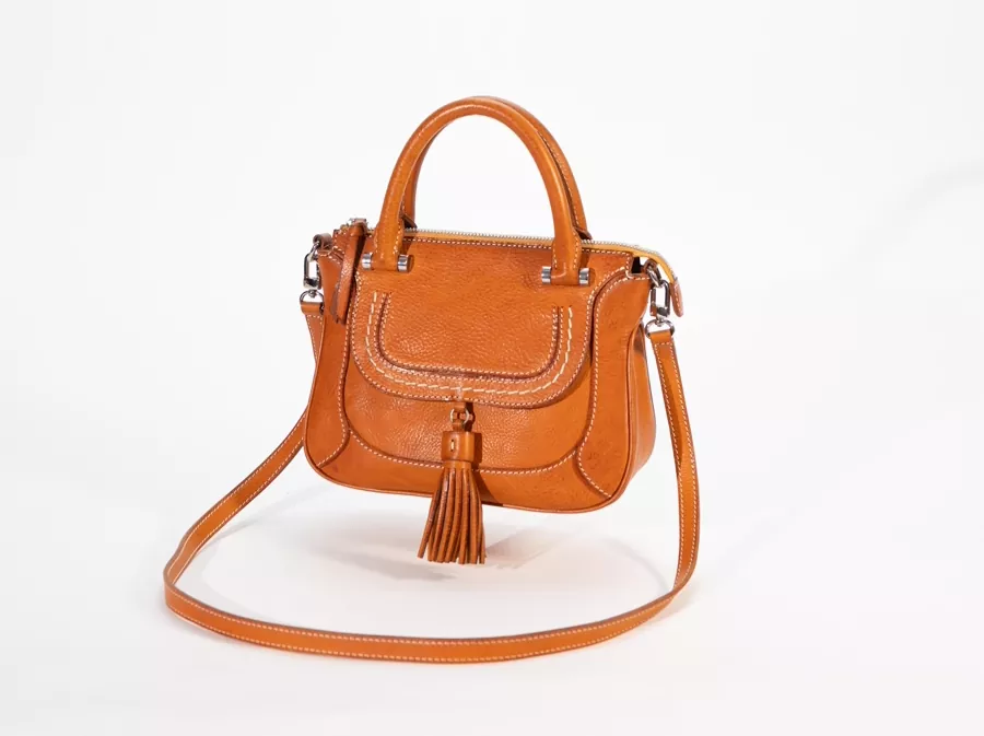 Pinamunuan ng mga designer na leather saddle bag ang trend ng 'classic reconstruction'
