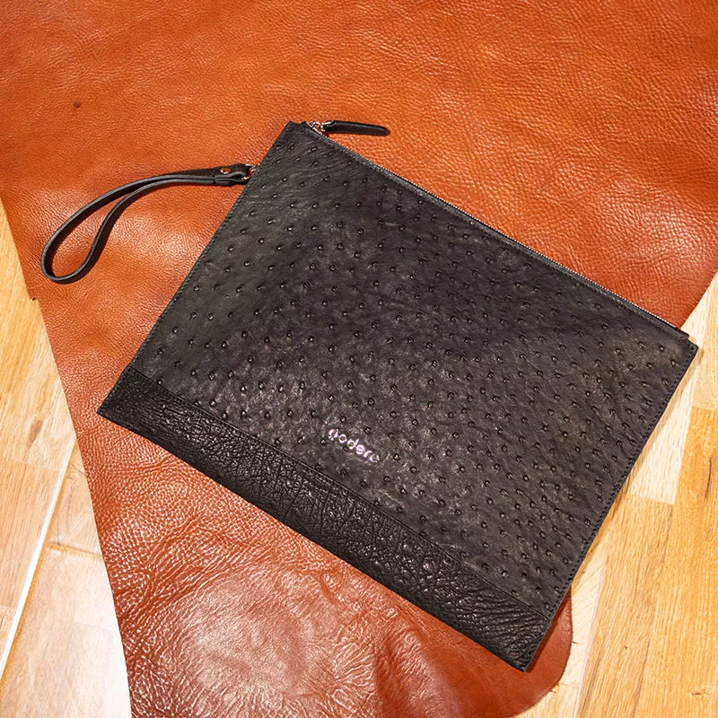 Kailan Isusuot ang Ostrich-Embossed Wrist Bag na ito?