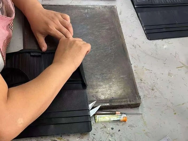 Anong mga inspeksyon sa kalidad ang pinapatakbo ni Godere bago ipadala ang wallet?